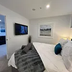 Midnight Luxe 2Br 2Bath Apartment 507 In The Heart Of Braddon L5 Views Pool Sauna Gym Wifi